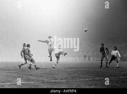 Football, Bundesliga, 1971/1972, poste d'Oberhausen contre Arminia Bielefeld 2:0, stade Niederrhein à Oberhausen, scène du match, Bernd Hoffmann (RWO) tirs au but Banque D'Images