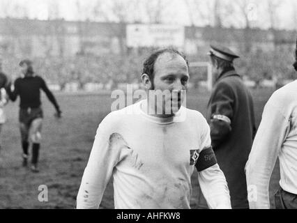 Football, Bundesliga, 1971/1972, contre le FC Schalke 04 Hambourg SV 3:0, Glueckaufkampfbahn Stadium à Gelsenkirchen, joueur de football, Uwe Virginia Afflerbach (HSV) quitte le terrain Banque D'Images