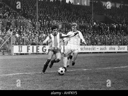 Football, Bundesliga, 1971/1972, VfL Bochum contre 1. FC Kaiserslautern 4:2, stade à l'Castroper Strasse à Bochum, scène du match, duel entre Wolfgang Seel (FCK) gauche et Manfred Ruesing (Bochum) Banque D'Images