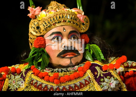 Man Legong danse traditionnelle du palais d'Ubud Bali Indonesia Banque D'Images