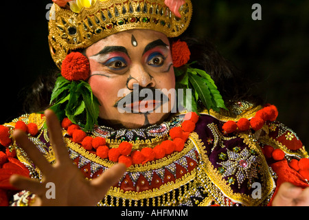 Man Legong danse traditionnelle du palais d'Ubud Bali Indonesia Banque D'Images