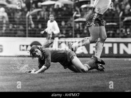 Football, Bundesliga, 1971/1972, Niederrhein Stadium à Oberhausen, le poste d'Oberhausen contre le FC Schalke 04 2:3, un temps pluvieux, dans heavy rain, jeu de scène le match, Klaus Fischer (S04) est échoué Banque D'Images