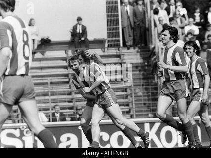 Football, Bundesliga, 1971/1972, Niederrhein Stadium à Oberhausen, le poste d'Oberhausen contre Hertha BSC Berlin 5:2, les joueurs de football la joie au 0:1 but à Berlin, f.l.t.r. Uwe Witt (Berlin), buteur Arno Steffenhagen (Berlin), Peter Gutzeit Banque D'Images