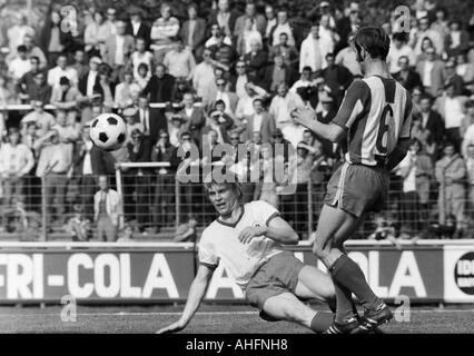 Football, Bundesliga, 1971/1972, poste d'Oberhausen contre Hertha BSC Berlin 5:2, stade Niederrhein à Oberhausen, scène du match, duel entre Hans Schumacher (gauche) l'ORRF et Erwin Hermandung (Berlin) Banque D'Images