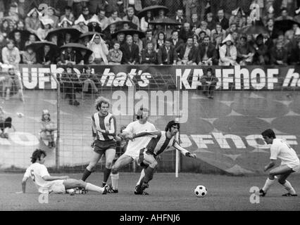 Football, Bundesliga, 1971/1972, près de l'Muengersdorfer Radrennbahn Stade Stadium de Cologne, 1. FC Cologne contre le FC Bayern Munich 1:4, scène du match, f.l.t.r. Harald Konopka (Koeln), Ulrich Hoeness (FCB), Bernhard Cullmann (Koeln), Gerd Mueller Banque D'Images