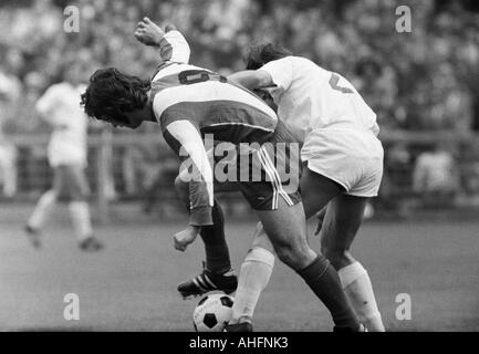 Football, Bundesliga, 1971/1972, près de l'Muengersdorfer Radrennbahn Stade Stadium de Cologne, 1. FC Cologne contre le FC Bayern Munich 1:4, scène du match, duel entre Gerd Mueller (FCB) à gauche et Jupp Kapellmann (Koeln) Banque D'Images