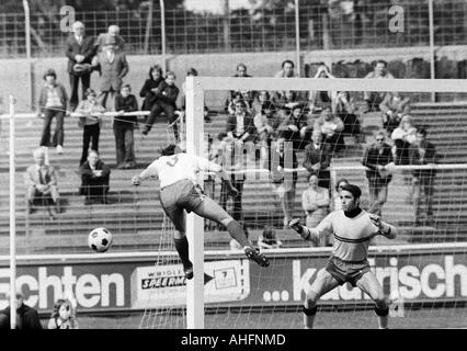 Football, Bundesliga, 1971/1972, poste d'Oberhausen contre Werder Brême 2:2, stade Niederrhein à Oberhausen, scène du match, un joueur d'Oberhausen, gauche droite keeper Guenter Bernard (Bremen) Banque D'Images