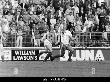 Football, Bundesliga, 1971/1972, poste d'Oberhausen contre Werder Brême 2:2, stade Niederrhein à Oberhausen, scène du match, duel entre Karl Heinz Kamp (Bremen) gauche et Fred Hoff (RWO) Banque D'Images