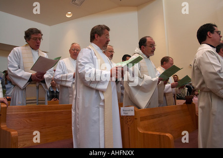 Les prêtres catholiques chanter des hymnes durant la messe Banque D'Images