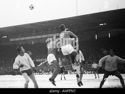 Football, Bundesliga, années 1967-1968, le FC Schalke 04 contre l'Eintracht Brunswick 0:2, Glueckaufkampfbahn Stadium, terrain de jeu sur la neige, scène du match, f.l.t.r. Juergen Moll (Braunschweig), Hans Juergen Roberge, Hermann Erlhoff (Schalke), keeper Horst W Banque D'Images