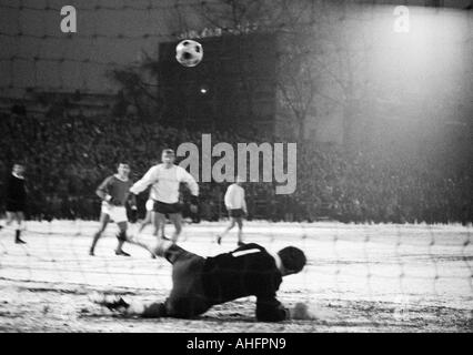 Football, Bundesliga, années 1967-1968, le FC Schalke 04 contre l'Eintracht Brunswick 0:2, Glueckaufkampfbahn Stadium, terrain de jeu sur la neige, scène du match, sauf par keeper Horst Wolter (Braunschweig), derrière Peter Kaack (Braunschweig) Banque D'Images