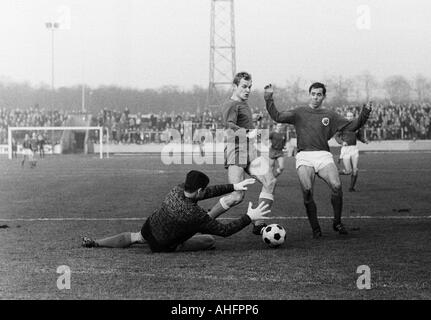 Football, Ouest Regionalliga, années 1967-1968, poste d'Oberhausen contre Bochum 2:0, stade Niederrhein à Oberhausen, scène du match, f.l.t.r. keeper Wolfgang Scheid (RWO), Karl Heinz Boettcher (VfL), Hermann Josef Wilbertz (RWO) Banque D'Images