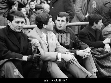 Football, Bundesliga, années 1967-1968, le FC Schalke 04 contre 1. FC Cologne 1:1, Glueckaufkampfbahn Stadium à Gelsenkirchen, les visiteurs assis dans le stand, Horst Szymaniak et Lothar Emmerich Banque D'Images