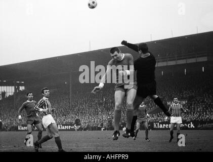 Football, Bundesliga, années 1967-1968, le FC Schalke 04 contre 1. FC Cologne 1:1, Glueckaufkampfbahn Stadium à Gelsenkirchen, scène du match, f.l.t.r. Gerhard Neuser (Schalke), Heinz Simmet (Koeln), Willi Kraus (Schalke), keeper Anton Schumacher (Koeln), d'une sc Banque D'Images