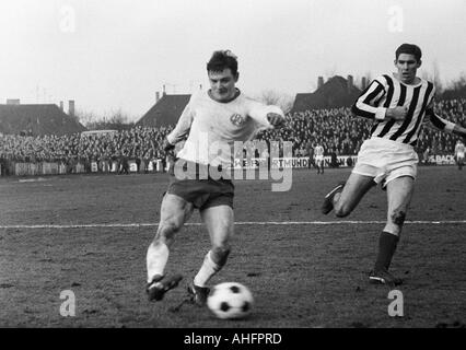 Football, Ouest Regionalliga, années 1967-1968, ETB Schwarz-Weiss Essen Essen versus Poste 1:3, stade suis Uhlenkrug à Essen, scène du match, Willi gauche (RWE Lippens), droit Hans Hülsmann (ETB) Banque D'Images