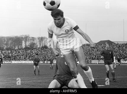 Football, Ouest Regionalliga, années 1967-1968, poste d'Oberhausen contre TSV Marl-Huels 3:1, stade Niederrhein à Oberhausen, scène du match, l'en-tête de Guenter Peters (Marne), laissés derrière Reza (Adelkhani RWO), droit Lothar Kobluhn (RWO) Banque D'Images