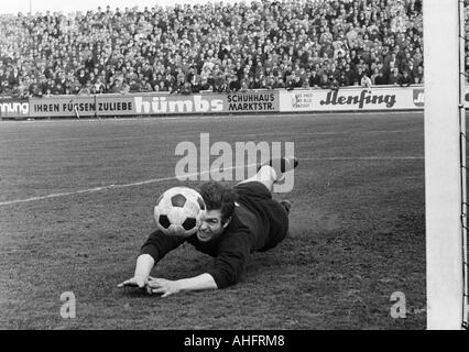 Football, Ouest Regionalliga, années 1967-1968, poste d'Oberhausen contre TSV Marl-Huels 3:1, stade Niederrhein à Oberhausen, scène du match, sauf par keeper Georg Marwig (Marne) Banque D'Images