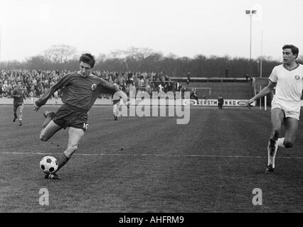 Football, Ouest Regionalliga, années 1967-1968, poste d'Oberhausen contre TSV Marl-Huels 3:1, stade Niederrhein à Oberhausen, scène du match, Werner Ohm (gauche, droite) RWO Guenter Peters (Marne) Banque D'Images