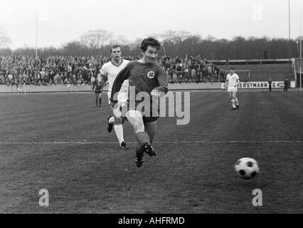 Football, Ouest Regionalliga, années 1967-1968, poste d'Oberhausen contre TSV Marl-Huels 3:1, stade Niederrhein à Oberhausen, scène du match, Wolfgang Mueller (RWO) tirs au but, derrière Wolfgang Kropf (Marne) Banque D'Images