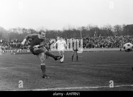 Football, Ouest Regionalliga, années 1967-1968, poste d'Oberhausen contre TSV Marl-Huels 3:1, stade Niederrhein à Oberhausen, scène du match, 2:1 but à RWO par Lothar Kobluhn, derrière Gerd Linka (Marl) et Werner Ohm (RWO) Banque D'Images