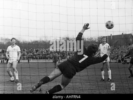 Football, Ouest Regionalliga, années 1967-1968, poste d'Oberhausen contre TSV Marl-Huels 3:1, stade Niederrhein à Oberhausen, scène du match, 3:1 but à RWO par Guenter Karbowiak (non représentée), keeper Georg Marwig (Marl) est chanceless gauche, Hans Dieter Banque D'Images