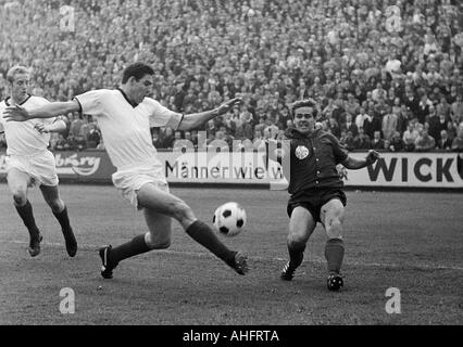 Football, Ouest Regionalliga, années 1967-1968, ETB Schwarz-Weiss Essen contre Bayer Leverkusen 3:3, stade suis Uhlenkrug à Essen, scène du match, duel entre Helmut bruecken (Leverkusen) droit et Hülsmann (ETB), Hermann Bredenfeld gauche (ETB) Banque D'Images