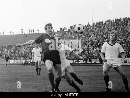 Football, Ouest Regionalliga, années 1967-1968, ETB Schwarz-Weiss Essen contre Bayer Leverkusen 3:3, stade suis Uhlenkrug à Essen, scène du match, f.l.t.r. Horst Kracht (ETB), Karl Heinz bruecken (Leverkusen), Hermann Bredenfeld (ETB), Herbert Stoffmehl (ETB Banque D'Images