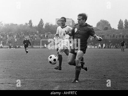 Football, Ouest Regionalliga, années 1967-1968, ETB Schwarz-Weiss Essen contre Bayer Leverkusen 3:3, stade suis Uhlenkrug à Essen, scène du match, 0:1 but à Leverkusen par Helmut bruecken (Leverkusen) droit, Manfred Kaufmann (ETB), il est trop tard Banque D'Images