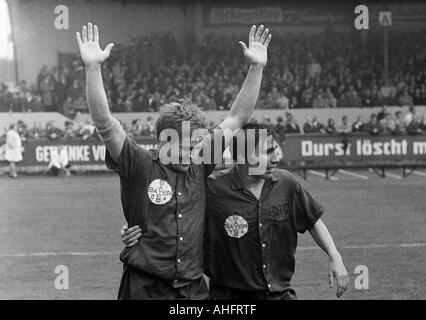 Football, Ouest Regionalliga, années 1967-1968, ETB Schwarz-Weiss Essen contre Bayer Leverkusen 3:3, stade suis Uhlenkrug à Essen, scène du match, la joie au 0:1 but à Leverkusen par Helmut bruecken (à gauche), à droite Friedhelm Strelczyk (Leverkusen) Banque D'Images