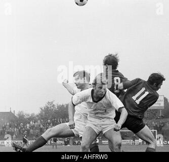 Football, Ouest Regionalliga, années 1967-1968, ETB Schwarz-Weiss Essen contre Bayer Leverkusen 3:3, stade suis Uhlenkrug à Essen, scène du match, f.l.t.r. Horst Kracht (ETB), Herbert Stoffmehl (ETB), Helmut Richert (Bayer), Friedhelm Strelczyk (Bayer) Banque D'Images