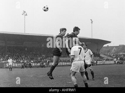 Football, Ouest Regionalliga, années 1967-1968, ETB Schwarz-Weiss Essen contre Bayer Leverkusen 3:3, stade suis Uhlenkrug à Essen, scène du match, f.l.t.r. Karl Heinz bruecken (Bayer), Guenter Haarmann (Bayer), Hermann Bredenfeld, ETB (7), Hans Walitza (ETB) Banque D'Images