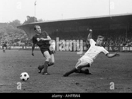 Football, Ouest Regionalliga, années 1967-1968, ETB Schwarz-Weiss Essen contre Bayer Leverkusen 3:3, stade suis Uhlenkrug à Essen, scène du match, duel entre Helmut Richert (Bayer) gauche et Herbert Stoffmehl (ETB) Banque D'Images