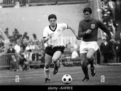 Football, match international, 1968 stade Niedersachsen, à Hanovre, Allemagne contre l'Angleterre 1:0, scène du match, duel entre Wolfgang Weber (1960-1969) à gauche et Geoff Hurst (Angleterre) Banque D'Images