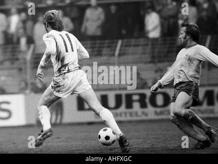 Football, Bundesliga, 1972/1973, Boekelberg Borussia Moenchengladbach, du stade et de l'Eintracht Brunswick 4:0, scène du match, Henning Jensen (MG) à gauche et Wolfgang Grzyb (BS) Banque D'Images