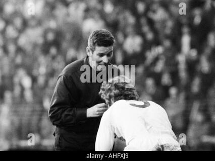 Football, Bundesliga, 1972/1973, Boekelberg Borussia Moenchengladbach, stade versus Wuppertaler SV 2:1, scène du match, arbitre Walter Eschweiler de Euskirchen à parler avec un joueur Gladbach Banque D'Images