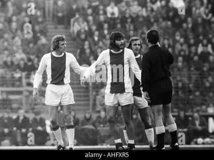 Football, match amical, 1972, Stade du Rhin à Düsseldorf, l'équipe choisie de Fortuna Düsseldorf et Borussia Moenchengladbach contre Ajax Amsterdam 1:1, scène du match, f.l.t.r. Piet Keizer (Ajax), Barry Huelshoff (Ajax), Johan Neeskens (Ajax), le re Banque D'Images