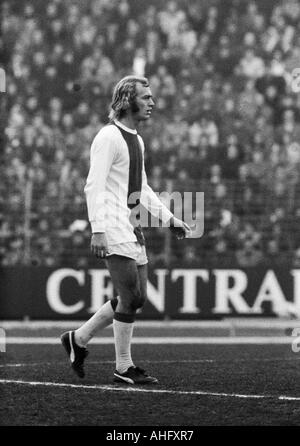 Football, match amical, 1972, Stade du Rhin à Düsseldorf, l'équipe choisie de Fortuna Düsseldorf et Borussia Moenchengladbach contre Ajax Amsterdam 1:1, scène du match, Horst Blankenburg (Ajax) Banque D'Images