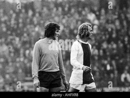 Football, match amical, 1972, Stade du Rhin à Düsseldorf, l'équipe choisie de Fortuna Düsseldorf et Borussia Moenchengladbach contre Ajax Amsterdam 1:1, scène du match, Jupp Heynckes (gauche, droite) Horst Blankenburg (Ajax) Banque D'Images