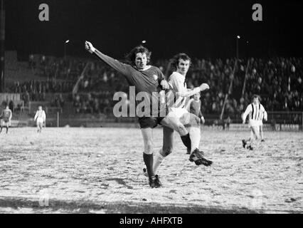 Football, Bundesliga, 1972/1973, Boekelberg Borussia Moenchengladbach, stade contre Bochum 6:0, jeu sur la masse de neige, scène du match, duel entre Michael Lameck (Bochum) et Rainer Bonhof gauche (MG) Banque D'Images