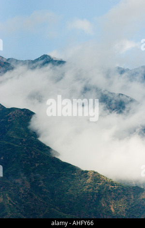 Menaces sur les montagnes San Gabriel après une douche de printemps, Pasadena, Californie du Sud Banque D'Images