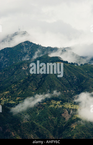 Menaces sur les montagnes San Gabriel après une douche de printemps, Pasadena, Californie du Sud Banque D'Images