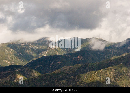 Menaces sur les montagnes San Gabriel après une douche de printemps, Pasadena, Californie du Sud Banque D'Images