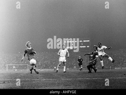 Football, Bundesliga, 1973/1974, le FC Schalke 04 contre Bochum 3:1, Park Stadium à Gelsenkirchen, scène du match, f.l.t.r. Juergen Sobieray (S04), Michael Lameck (Bochum), Helmut Kremers (S04), Dieter Versen (Bochum) tirs au but Banque D'Images