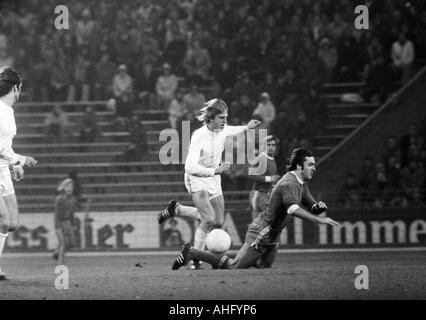 Football, Bundesliga, 1973/1974, le FC Schalke 04 contre 1. FC Cologne 2:2, Park Stadium à Gelsenkirchen, scène du match, duel entre Herbert Hein (Koeln) gauche et Peter Ehmke (S04) Banque D'Images