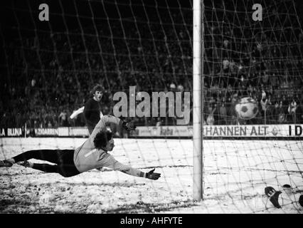 Football, DFB, huitième final, 1973/1974, Borussia Moenchengladbach contre Hambourg SV 2:2 après prolongation, Boekelberg Stadium à Moenchengladbach, jeu sur la masse de neige, scène du match, keeper Rudolf Kargus (HSV) dans la chance, la balle a manqué le but, Banque D'Images