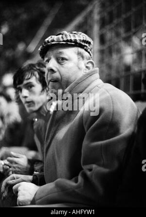 Football, DFB, huitième final, 1973/1974, Borussia Moenchengladbach contre Hambourg SV 2:2 après prolongation, Boekelberg Stadium à Moenchengladbach, jeu sur la masse de neige, l'entraînement avec l'entraîneur d'Hambourg banc Kuno Kloetzer, derrière le joueur Kurt Eigl (VHS) Banque D'Images