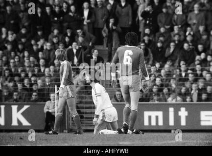 Football, Bundesliga, 1973/1974, VfL Bochum contre le FC Schalke 04 2:5, stade à l'Castroper Strasse à Bochum, scène du match, Hans Walitza (Bochum) s'agenouille Banque D'Images