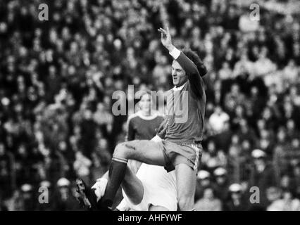 Football, Bundesliga, 1973/1974, VfL Bochum contre le FC Schalke 04 2:5, stade à l'Castroper Strasse à Bochum, scène du match, Paul Holz (S04) Banque D'Images