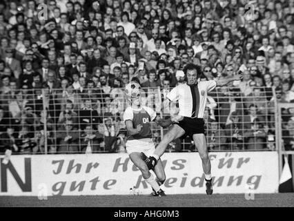 Football, promotion 1973/1974 Regionalliga, match à la Bundesliga 1974/1975, SG Wattenscheid 09 versus 04 Wacker Berlin 1:1, stade de Lohrheide Bochum-Wattenscheid, scène du match, Bernd Graewe Wattenscheid (droite) et un joueur de Berlin Banque D'Images