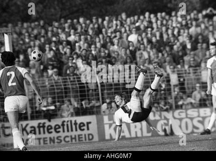 Football, promotion 1973/1974 Regionalliga, match à la Bundesliga 1974/1975, SG Wattenscheid 09 versus 04 Wacker Berlin 1:1, stade de Lohrheide Bochum-Wattenscheid, scène du match, 1:0 but à Wattenscheid par Rudolf Klimke avec un overhead kick Banque D'Images